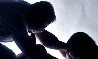 Người mẹ làm đơn tố cáo hàng xóm hiếp dâm hai con gái 