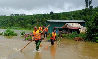 Dầm mưa tìm người mất tích do nước cuốn trôi ở Đắk Nông