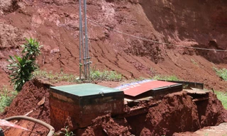 Bồn chứa xăng ở Đắk Nông bất ngờ trồi lên mặt đất