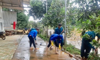 Thanh niên Đắk Nông giúp người dân khắc phục hậu quả mưa lũ