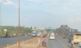 Người đàn ông nhảy cầu tự tử trong khi chờ thi hành án