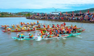 Hàng nghìn người xem màn đua thuyền nghẹt thở