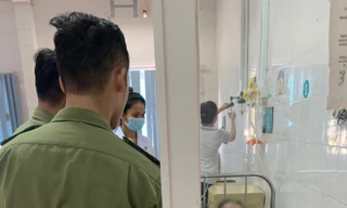 Chờ con dự thi, một phụ huynh bị ngất xỉu, phải cấp cứu