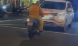Xác minh clip một người mặc trang phục thầy tu, đầu trần đi xe máy