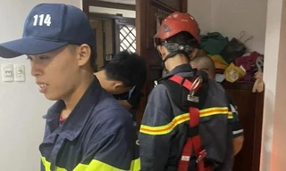 Công an đu dây giải cứu bé gái mắc kẹt ở tầng 16 chung cư