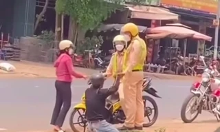 Sự thật clip nam thanh niên quỳ gối trước CSGT ở Đắk Lắk