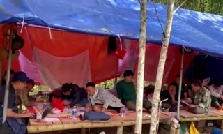 Công an đột kích, vây bắt 11 ‘vàng tặc’ trong rừng