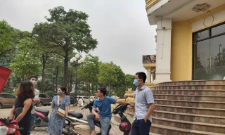 Khách hàng tập trung trước trụ sở Đại lý bưu điện Đại Kim 