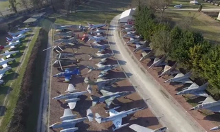 Bên cạnh cánh đồng nho là bộ sưu tập chiến đấu cơ