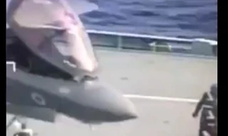 Cú ngã sấp mặt của phi công F-35