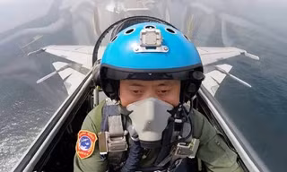 Tàu sân bay Trung Quốc đang thiếu trầm trọng phi công. Trong ảnh: Một phi công vừa cất cánh từ tàu Liêu Ninh