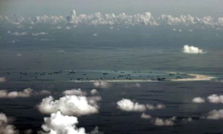 Một bức không ảnh chụp từ cửa sổ một máy bay quân sự Philippines cho thấy các hoạt động cải tạo đảo của Trung Quốc trên Đá Vành Khăn, thuộc quần đảo Trường Sa của Việt Nam vào ngày 11/5/2015
