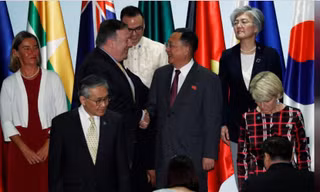  Ông Pompeo bắt tay người đồng cấp Triều Tiên. Ảnh: Reuters