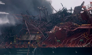 Lính cứu hỏa Hong Kong lên tàu Việt Nam tìm thủy thủ mất tích