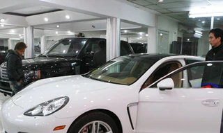 Khách hàng chọn xe ngày 19-1 tại salon ôtô đường Giải Phóng Hà Nội Ảnh: Hồng Vĩnh