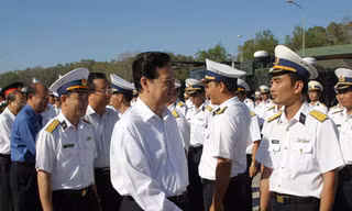 Thủ tướng thị sát ‘lá chắn thép’ Bastion trên biển