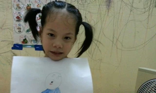 Bé gái ‘không chân tay’ giống Nick