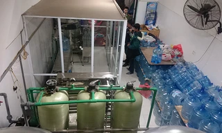 Ngày 25/12, Công an quận Hoàng Mai, Hà Nội cho biết đang tạm giữ 6 đối tượng cùng nhiều tang vật để điều tra đường dây sản xuất nước khoáng thiên nhiên Lavie giả.