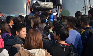 Hành khách chen chân tại bến xe Mỹ Đình