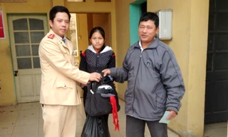 CSGT giúp đỡ bé gái lên Hà Nội tìm mẹ bị lạc đường