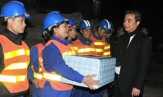 Giám đốc Sở GTVT Hà Nội Vũ Văn Viện tặng quà tết động viên các công nhân tại dự án đường Trần Phú - Kim Mã. Ảnh: Tuấn Nguyễn