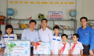 Báo Tiền Phong về nguồn, tặng 200 cuốn sách khuyến học