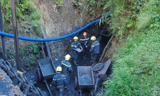 Lực lượng cứu hộ thu dọn trang thiết bị, bàn giao lại hiện trường cho cơ quan điều tra.