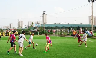 Các cầu thủ Tiền Phong tấn công