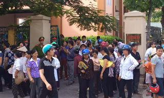 Hỗn loạn tại phiên tòa xử vụ “quan tài diễu phố“ ở Vĩnh Phúc