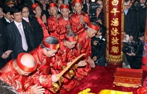 Các vị cao niên phường Lộc Vượng, thành phố Nam Định, thực hiện nghi thức khai ấn. (Ảnh: Thế Duyệt/TTXVN)