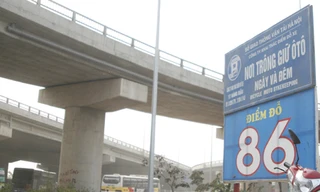 Gầm cầu Thanh Trì thành bãi đỗ xe