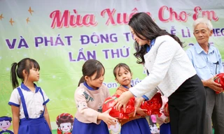 Lì xì heo đất cho thiếu nhi dân tộc có hoàn cảnh khó khăn