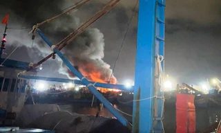 Bình Định 5 tàu cá bốc cháy dữ dội trong đêm.