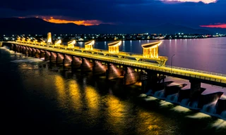 Kiến trúc chiếc lá độc lạ, huyền ảo bên bờ sông Kôn trong đêm