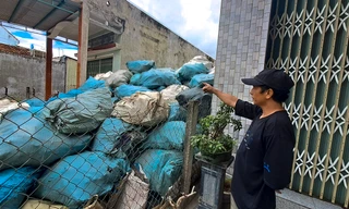 Phế liệu bốc mùi chất thành núi bên hông nhà, người dân Bình Định cầu cứu