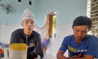 Ba và anh trai của V. kể lại câu chuyện. Ảnh: Trương Định