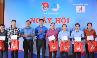 Tỉnh Đoàn Bình Định tặng quà thanh niên công nhân khó khăn