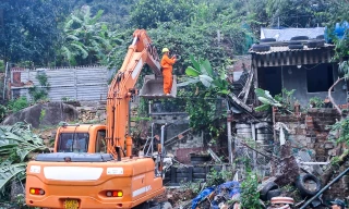 Tháo dỡ loạt công trình tại 'điểm nóng' lấn chiếm, xây dựng không phép dọc Quốc lộ 1D Quy Nhơn