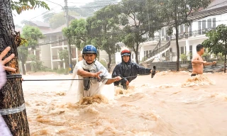 Căng dây giải cứu người đàn ông mắc kẹt giữa dòng nước dữ