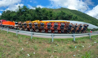 Xe chở thiết bị điện gió lật trên đèo An Khê.