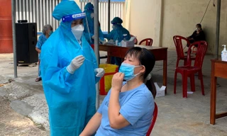 Công tác xét nghiệm tầm soát trên địa bàn TP Quy Nhơn. Ảnh: Trương Định