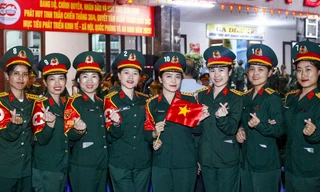 Đoàn tàu chở lực lượng vào TPHCM diễu binh, diễu hành được chào đón nồng ấm tại Bình Định