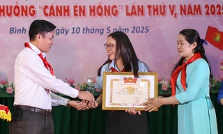 Bình Định trao giải thưởng 'Cánh én hồng' cho giáo viên Tổng phụ trách Đội tiêu biểu