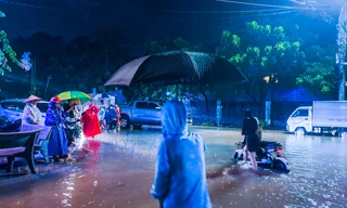 Quy Nhơn: Nước tràn vào nhà, đường biến thành sông sau trận mưa lớn 