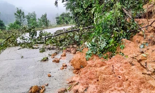 Mưa lớn gây sạt lở tại huyện miền núi ở Bình Định