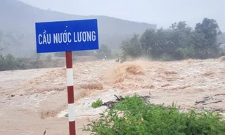 Mưa lớn ở Bình Định, nước tràn qua cầu
