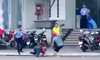 Mâu thuẫn gia đình, em cầm dao chém anh giữa đường