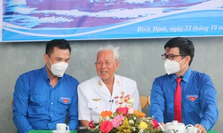 Trò chuyện giao lưu với cựu chiến binh Lê Văn Nốt.