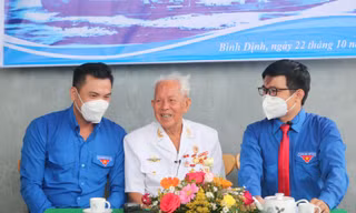 Trò chuyện giao lưu với cựu chiến binh Lê Văn Nốt.