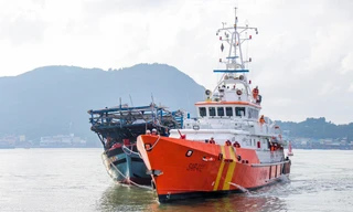 Tàu cá Bình Định chở 14 thuyền viên gặp nạn trên biển